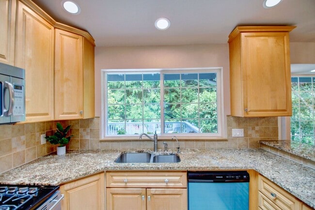 Building Photo - Lovely Clinton Home with Great Light and Pet Friendly!