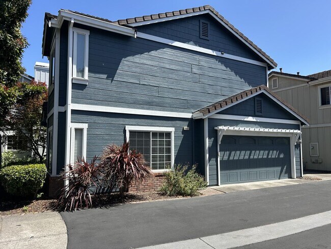 Building Photo - Beautiful East Petaluma 3 Bedroom, 2.5 Bath Home