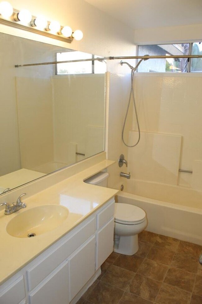 Building Photo - 4Bed/3Bath with 1 bed and bath downstairs & bonus room~ Avenida Andante