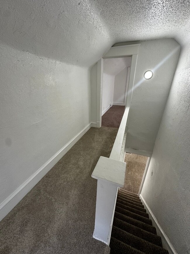 Building Photo - 3 bedroom 1 Bath Home