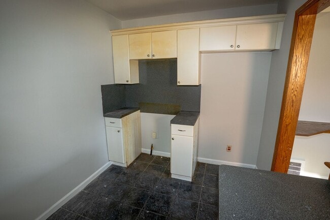 Building Photo - Update charming 3 bedroom bungalow