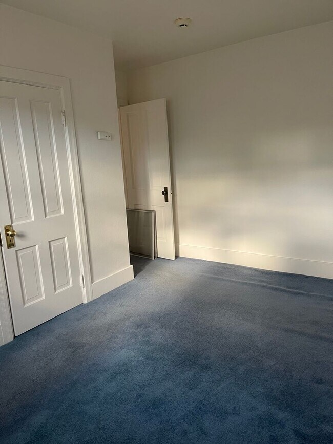 Building Photo - 1 Bedroom Apartment Near Downtown