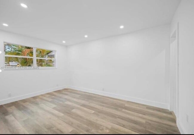 Building Photo - 816 N Golf Dr