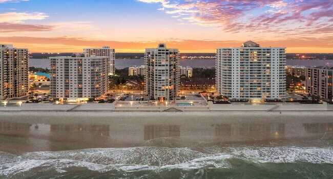 Building Photo - Spacious Oceanfront Condo