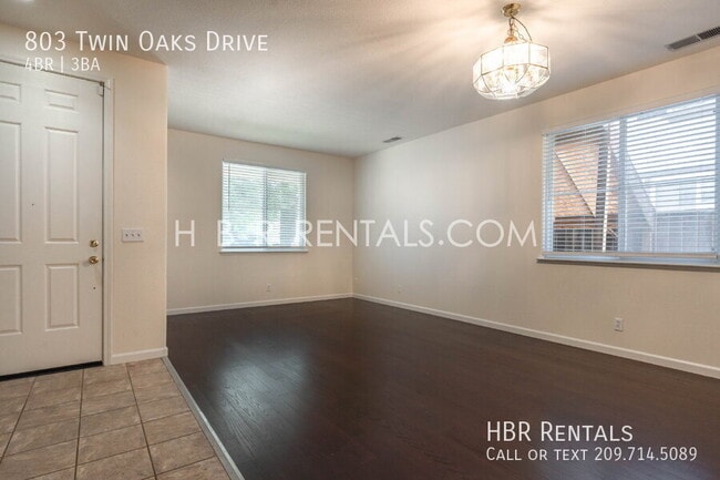 Building Photo - 803 Twin Oaks Dr