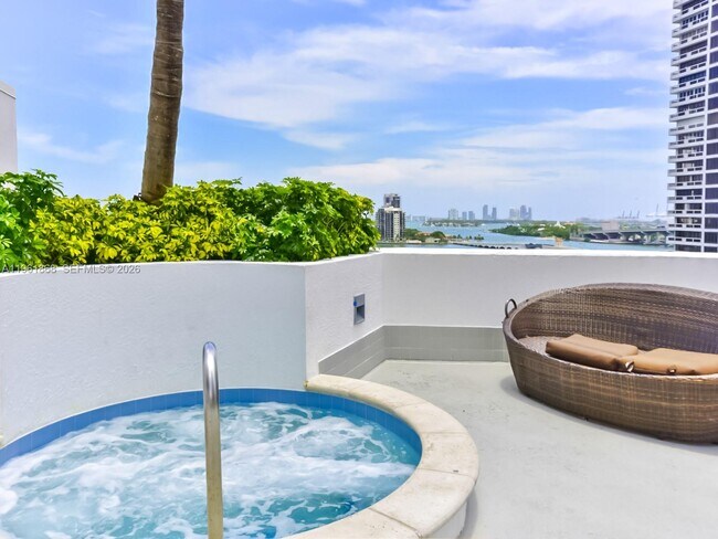 Building Photo - 1750 N Bayshore Dr