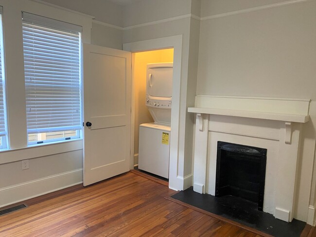 Building Photo - Two Bedroom Apartment On Tattnall Square Park