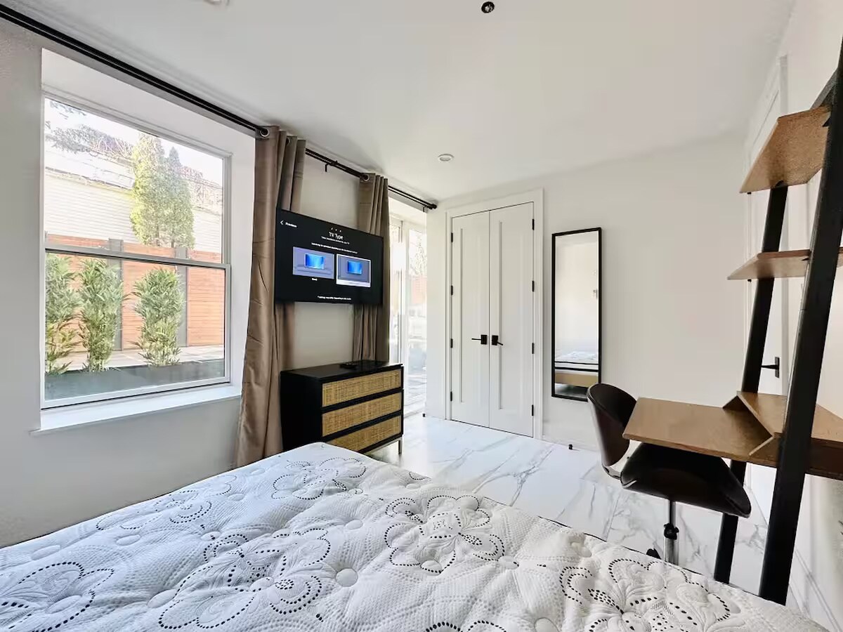 Building Photo - Furnished room/NOT APARTMENT