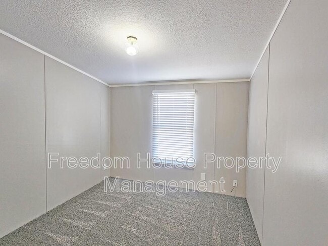 Building Photo - 320 W Comstock Cir S