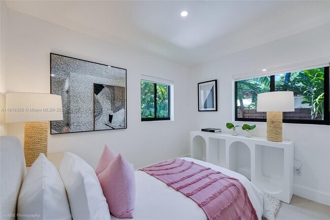 Building Photo - 1120 NE 86th St