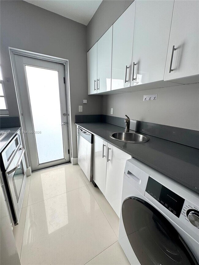 Building Photo - 1604 Drexel Ave