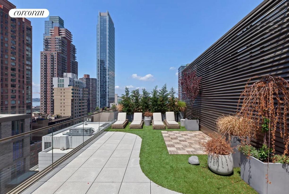 Building Photo - 505 W 43rd St