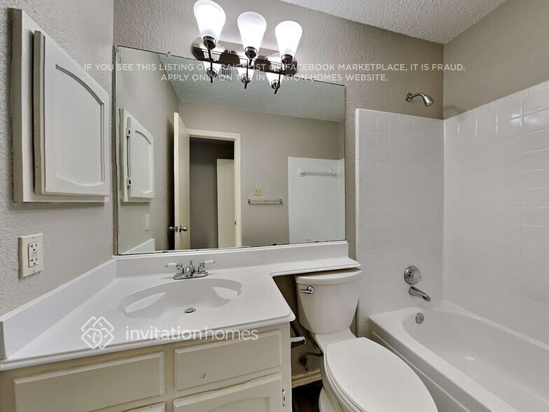 Building Photo - 2506 High Hollow Dr