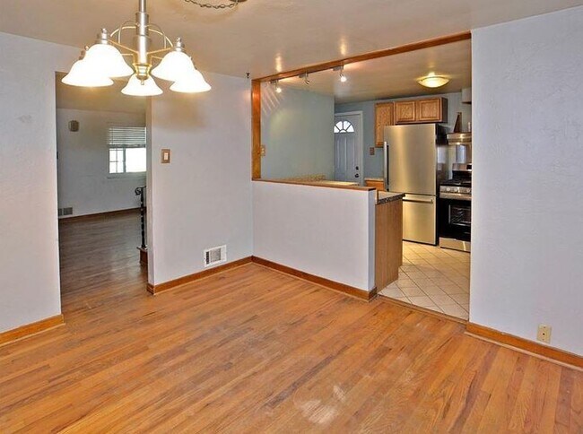 Building Photo - 709 Norwich Ave