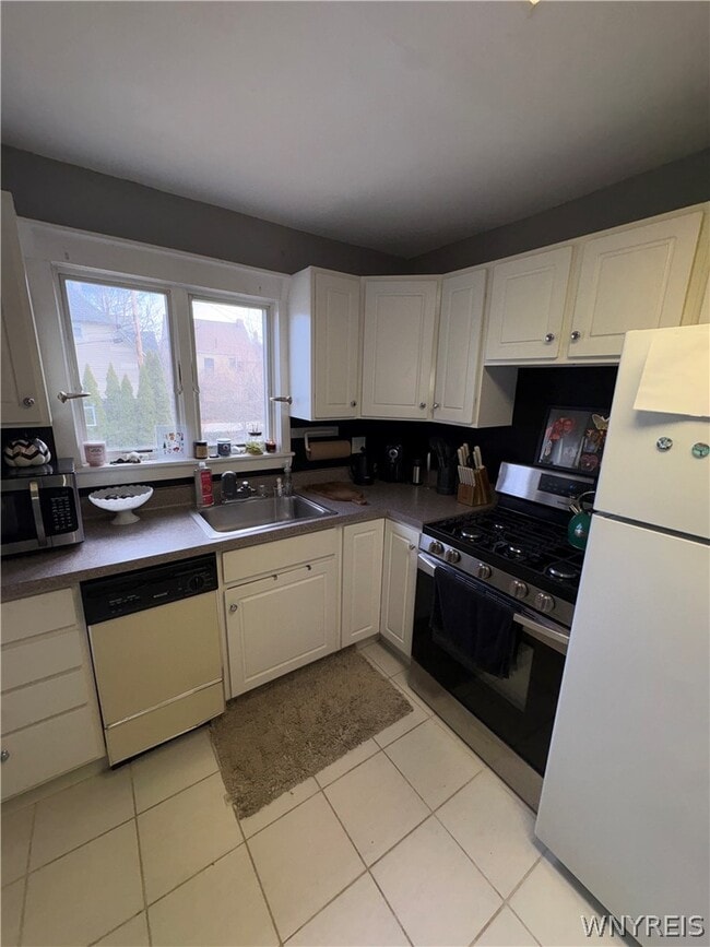 Building Photo - 572 W Ferry St