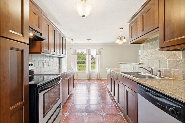 Building Photo - BEAUTIFUL 4-BEDROOM IN SUNSHINE ESTATES