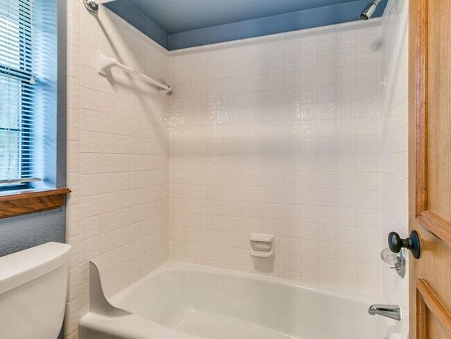Building Photo - *Rare Find* Stunning Brookhaven 4 Bed 2.5 ...
