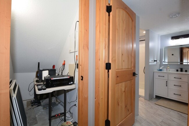 Building Photo - Spacious 5-Bed 4-Bath Home Available in Chaska - Great Location!