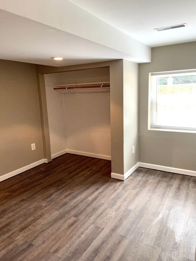 Building Photo - Spacious 3 bed/2 bath - walk to campus!