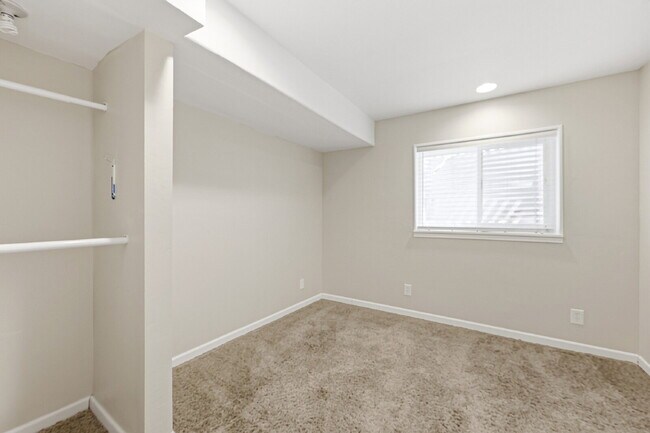 Building Photo - $2,595.95-4 Bed/ 3 Bath-Charming home in Colorado Springs with Central AC