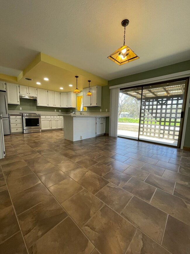 Building Photo - Thanksgiving Move-In Special! $500 OFF 1st...