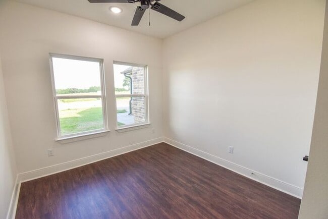 Building Photo - AVAILABLE NOW! Stunning 4 Bedroom 2 Bath i...