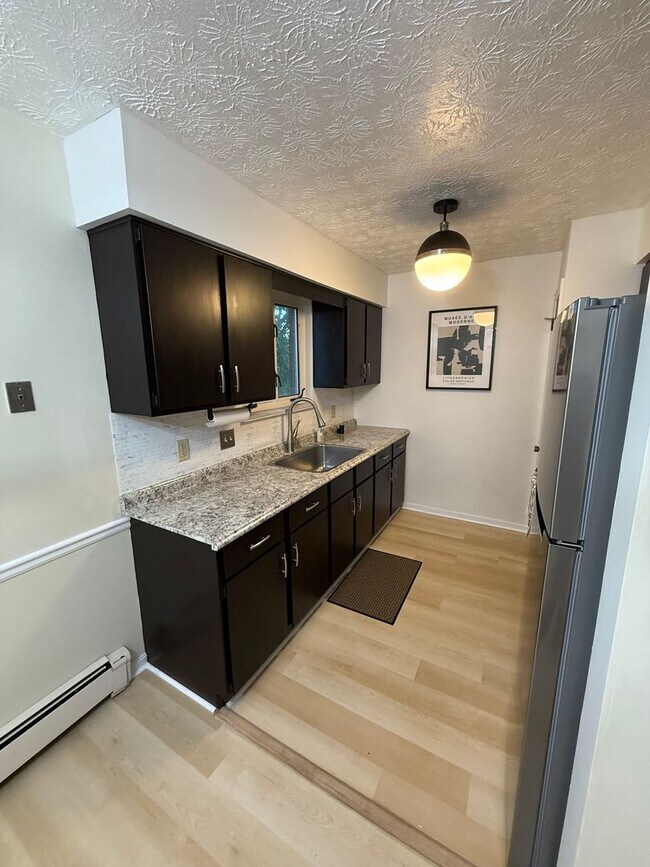Building Photo - Excellent Location! Canfield, 2 Bedroom Re...