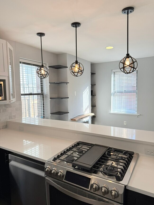 Building Photo - 661 Morris Pl NE