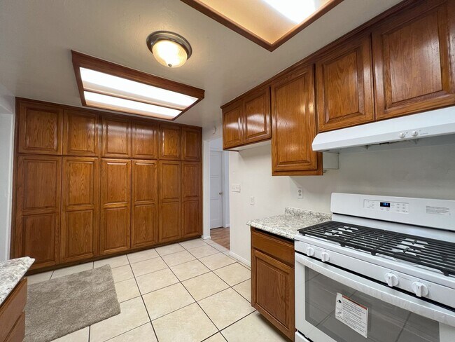 Building Photo - Must See 4 bedroom 2 and a half bathroom h...