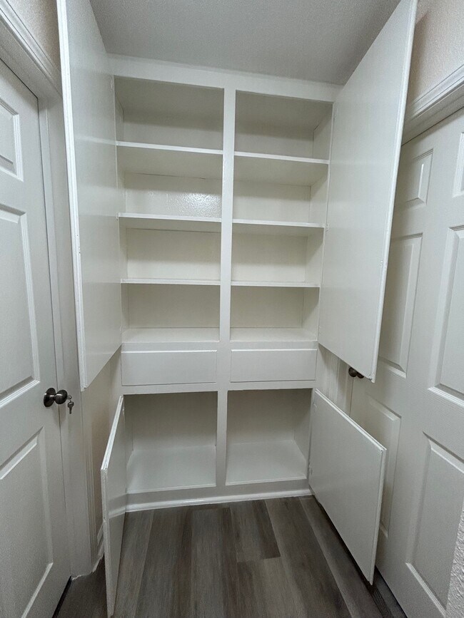 Building Photo - 3210 Valley Brook Dr