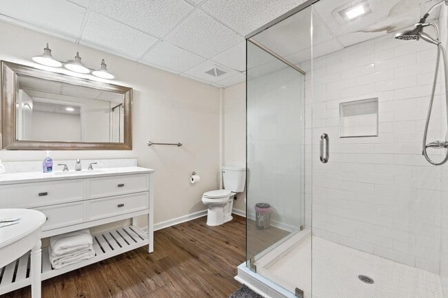 Building Photo - 22103 Lakeview Dr