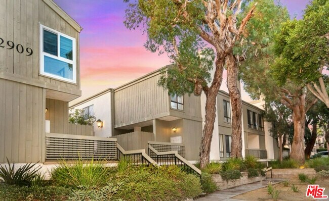 Building Photo - 2909 Arizona Ave
