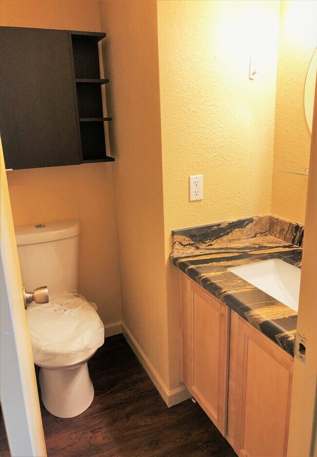 Building Photo - Quaint condo located in the heart of Glendale
