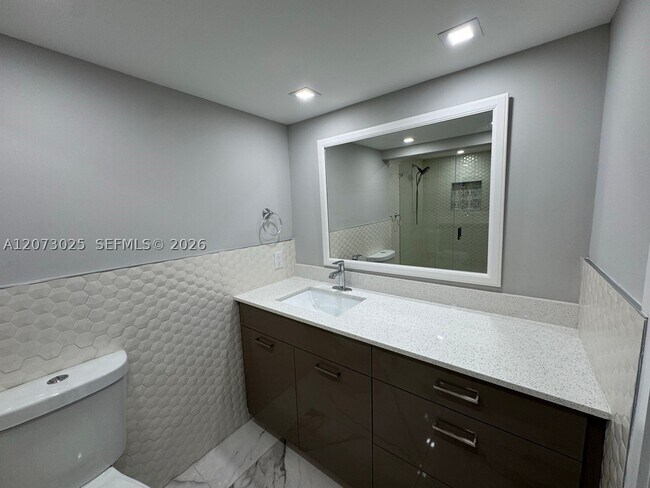 Building Photo - 15011 Coconut Ct