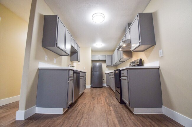 Building Photo - Newly Updated 2 Bedroom 1.5 Bath Townhouse...