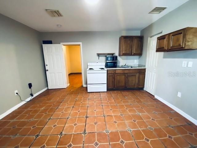 Building Photo - 9718 N Nebraska Ave