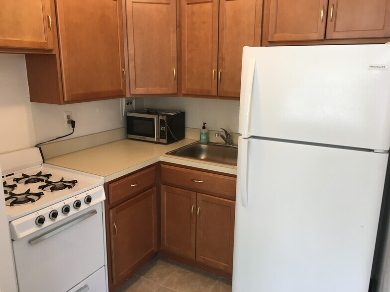 Building Photo - 1210 N Taft St