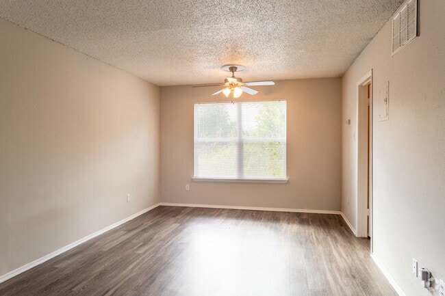 1 BR, Studio 440 SF - Menlo At Mueller