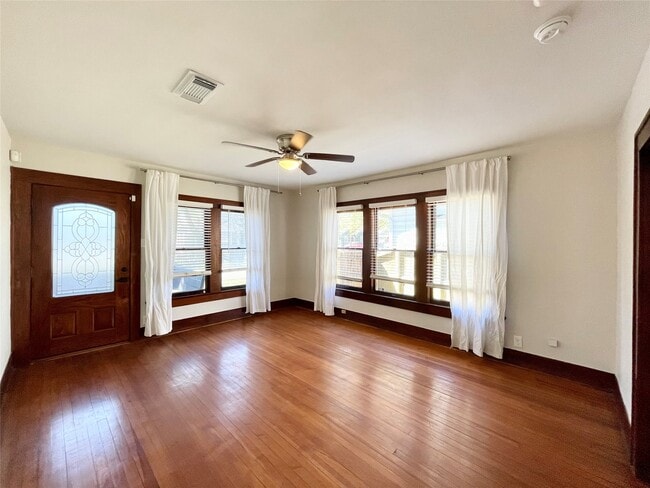 Building Photo - 405 E 28th St
