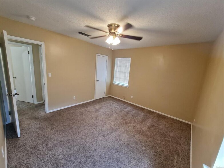 Building Photo - 3024 Cross Creek Dr