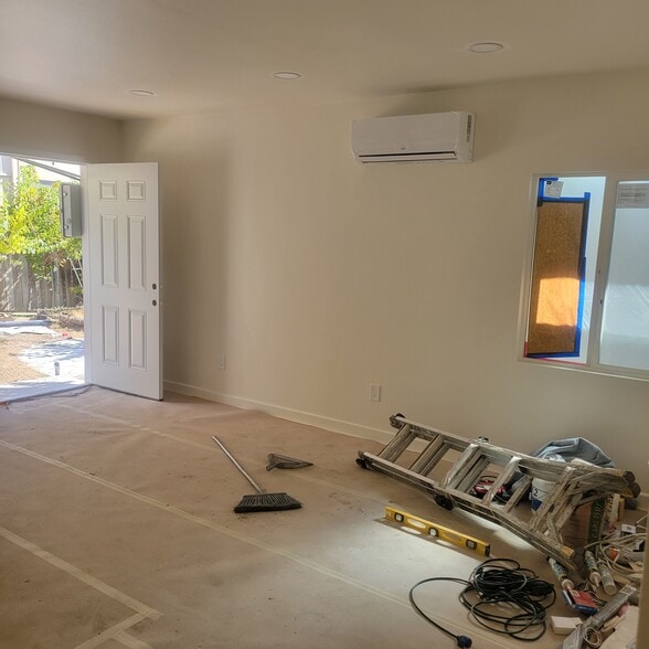 Building Photo - 729 E Providencia Ave