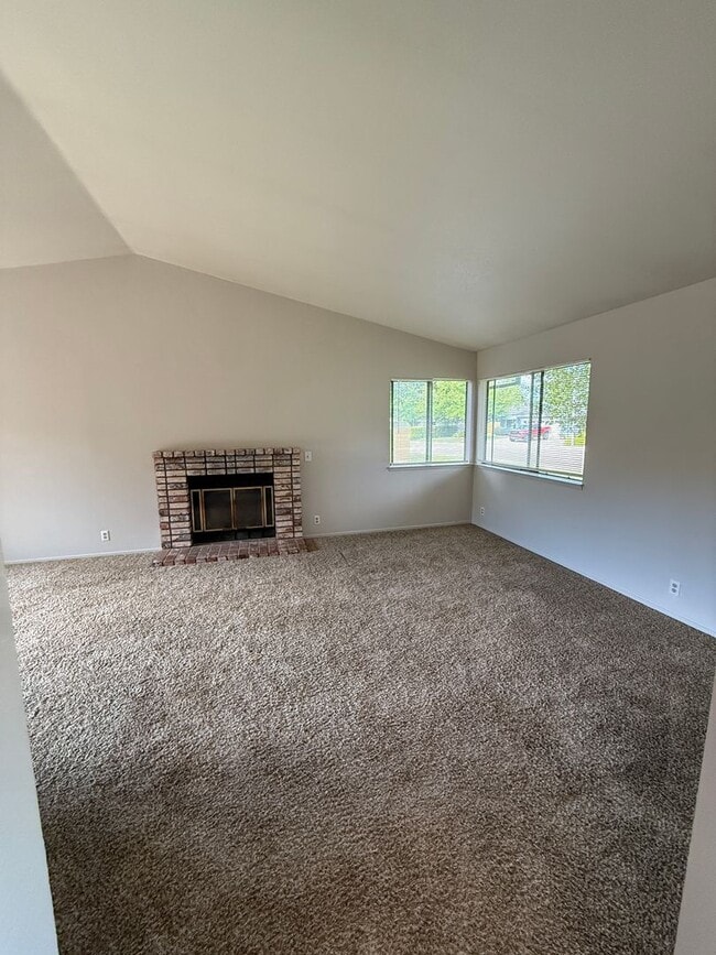 Building Photo - Beautiful 3 Bed, 2 Bath Home in Prime Location