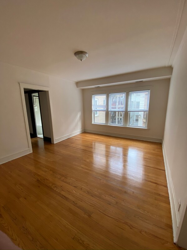 Building Photo - 1419 W Leland Ave