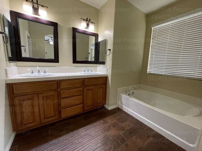 Building Photo - 4 bedrooms/ 2 bathrooms, with a patio.