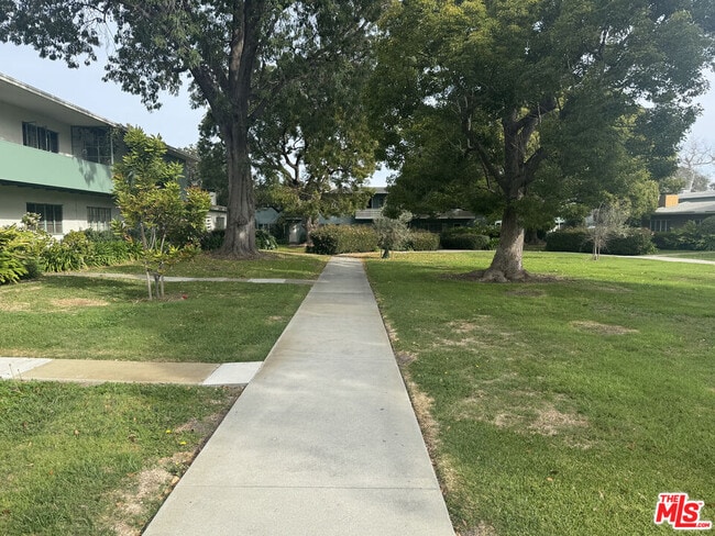 Building Photo - 5259 1/2 Village Green