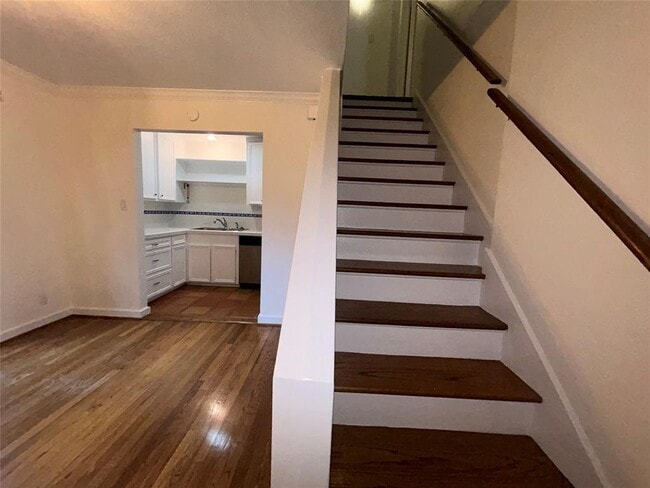 Building Photo - 4020 Blue Bonnet Blvd