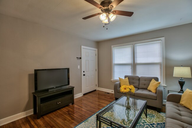 Building Photo - 910 Hillcrest Apartments