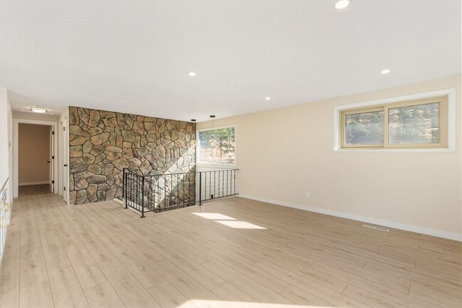 Building Photo - Bright & Beautiful Foothills Home Just Minutes from Downtown Boulder