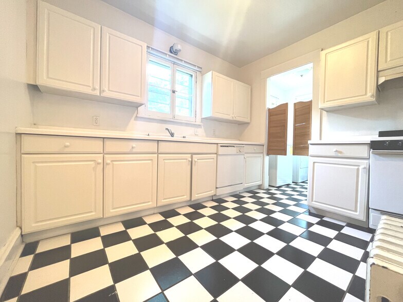 Building Photo - 2533 N Lake Dr