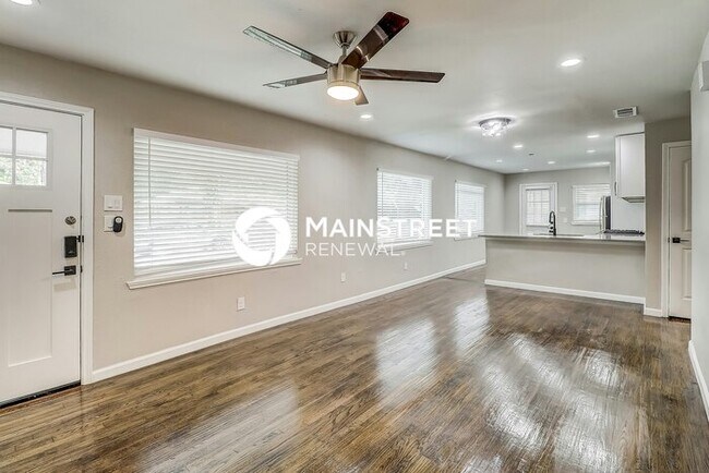 Building Photo - 3 Bedroom Pet-Friendly Home in DALLAS, TX with Main Street Renewal